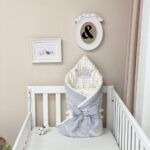 Păturică bebe Classic din satin cu dantelă și Minky cu broderie, gri, 80 × 100 cm, detaliu al modelului