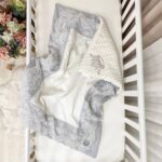 Păturică bebe Classic din satin cu dantelă și Minky cu broderie, gri, 80 × 100 cm, fața din material moale