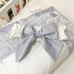 Păturică bebe Classic din satin cu dantelă și Minky cu broderie, gri, 80 × 100 cm, fața a doua, cu textură