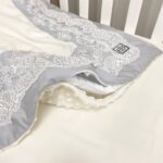 Păturică bebe Classic din satin cu dantelă și Minky cu broderie, gri, 80 × 100 cm, pliată în plic