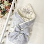 Păturică bebe Classic din satin cu dantelă și Minky cu broderie, gri, 80 × 100 cm, vedere de ansamblu