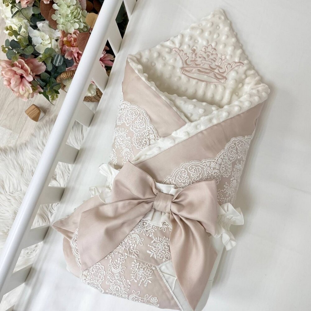 Păturică bebe Classic din satin cu dantelă și Minky cu broderie, ivory, 80 × 100 cm, vedere de ansamblu Păturică bebe Classic din satin cu dantelă și Minky cu broderie, ivory, 80 × 100 cm, vedere de ansamblu
