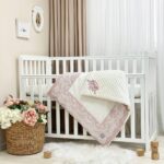 Păturică bebe Classic din satin cu dantelă și Minky cu broderie, roz, 80 × 100 cm, fața a doua, cu textură