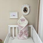 Păturică bebe Classic din satin cu dantelă și Minky cu broderie, roz, 80 × 100 cm, detaliu al modelului