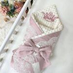 Păturică bebe Classic din satin cu dantelă și Minky cu broderie, roz, 80 × 100 cm, vedere de ansamblu