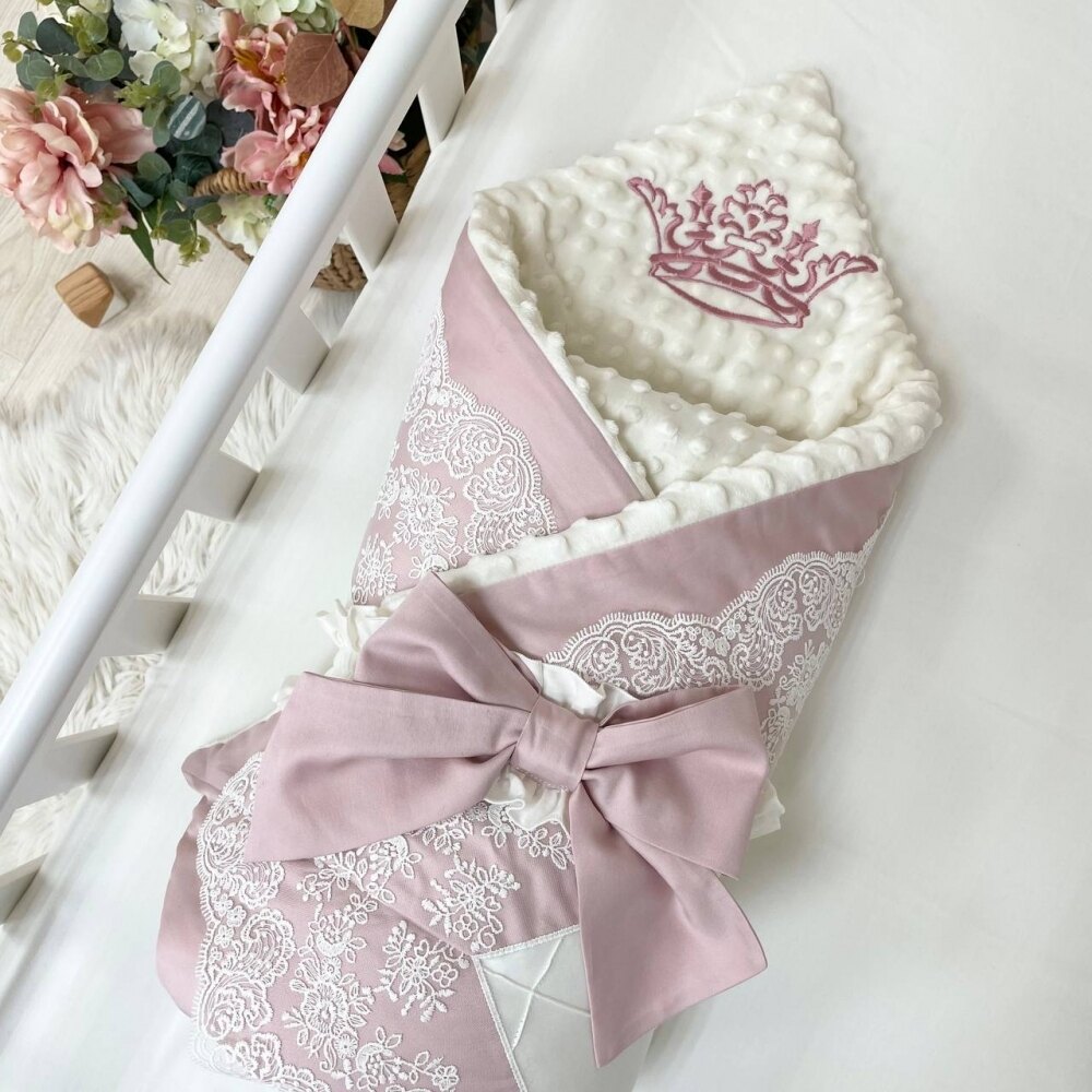 Păturică bebe Classic din satin cu dantelă și Minky cu broderie, roz, 80 × 100 cm, vedere de ansamblu Păturică bebe Classic din satin cu dantelă și Minky cu broderie, roz, 80 × 100 cm, vedere de ansamblu