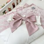 Păturică bebe Classic din satin cu dantelă și Minky cu broderie, roz, 80 × 100 cm, fața din material moale