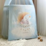 Păturică bebe din satin și velur cu pilotă, elefant albastru, 80 × 100 cm, fața din material moale