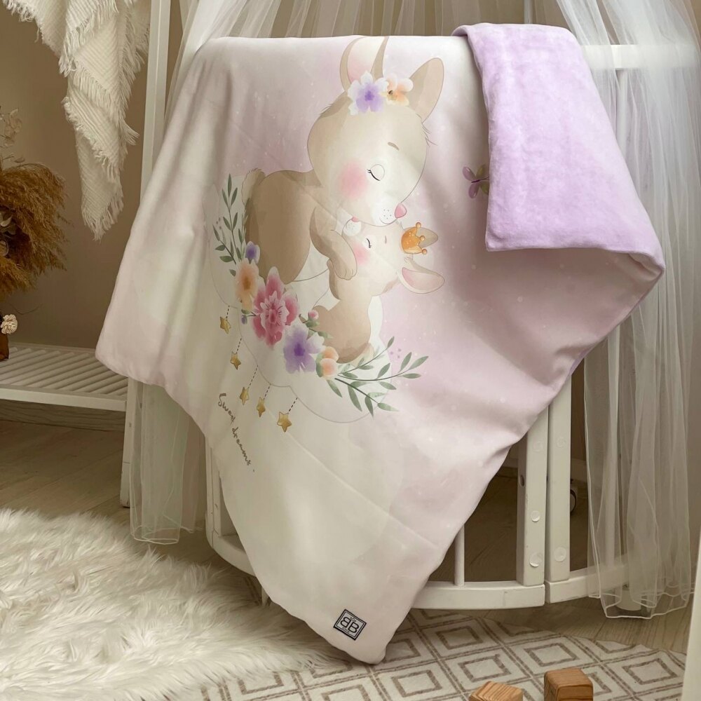 Păturică bebe din satin și velur cu pilotă, iepuraș mov, 80 × 100 cm, vedere de ansamblu Păturică bebe din satin și velur cu pilotă, iepuraș mov, 80 × 100 cm, vedere de ansamblu