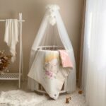 Păturică bebe din satin și velur cu pilotă, iepuraș roz pudră, 80 × 100 cm, detaliu al modelului