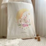 Păturică bebe din satin și velur cu pilotă, iepuraș roz pudră, 80 × 100 cm, fața din material moale