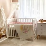 Păturică bebe din satin și velur cu pilotă, iepuraș roz pudră, 80 × 100 cm, fața a doua, cu textură