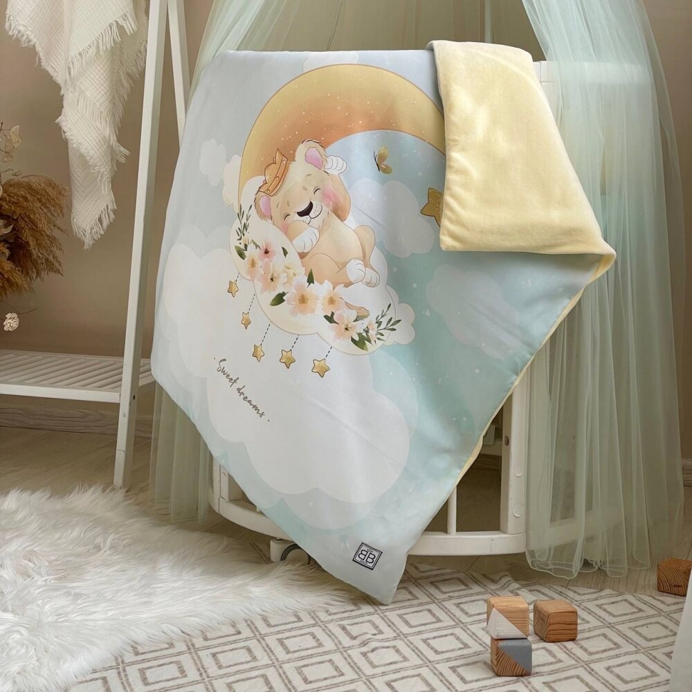Păturică bebe din satin și velur cu pilotă, Lion crem, 80 × 100 cm, vedere de ansamblu Păturică bebe din satin și velur cu pilotă, Lion crem, 80 × 100 cm, vedere de ansamblu