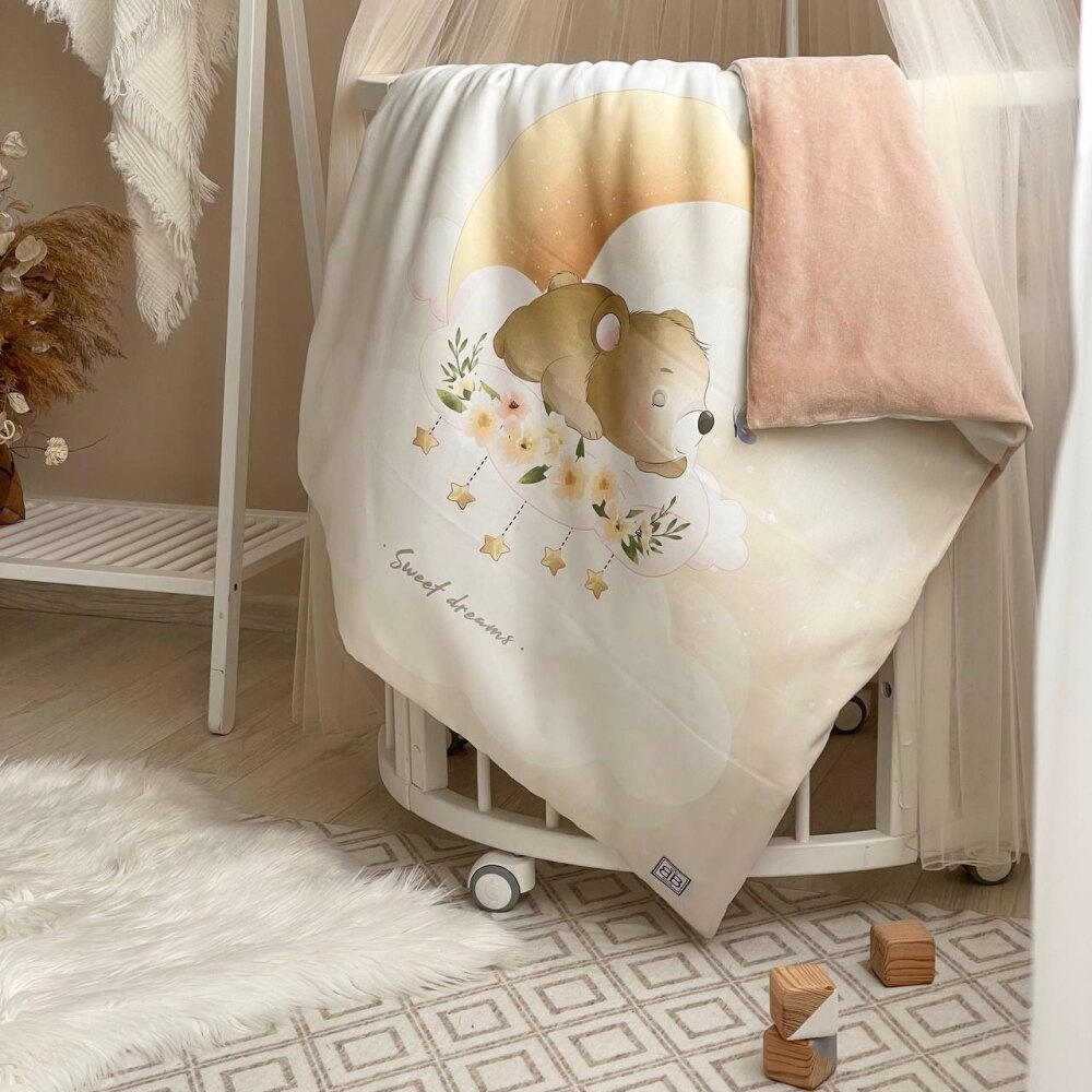 Păturică bebe din satin și velur cu pilotă, ursuleț crem, 80 × 100 cm, vedere de ansamblu Păturică bebe din satin și velur cu pilotă, ursuleț crem, 80 × 100 cm, vedere de ansamblu