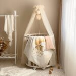 Păturică bebe din satin și velur cu pilotă, ursuleț crem, 80 × 100 cm, detaliu al modelului