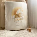 Păturică bebe din satin și velur cu pilotă, ursuleț crem, 80 × 100 cm, fața din material moale