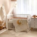 Păturică bebe din satin și velur cu pilotă, ursuleț crem, 80 × 100 cm, pliată în plic