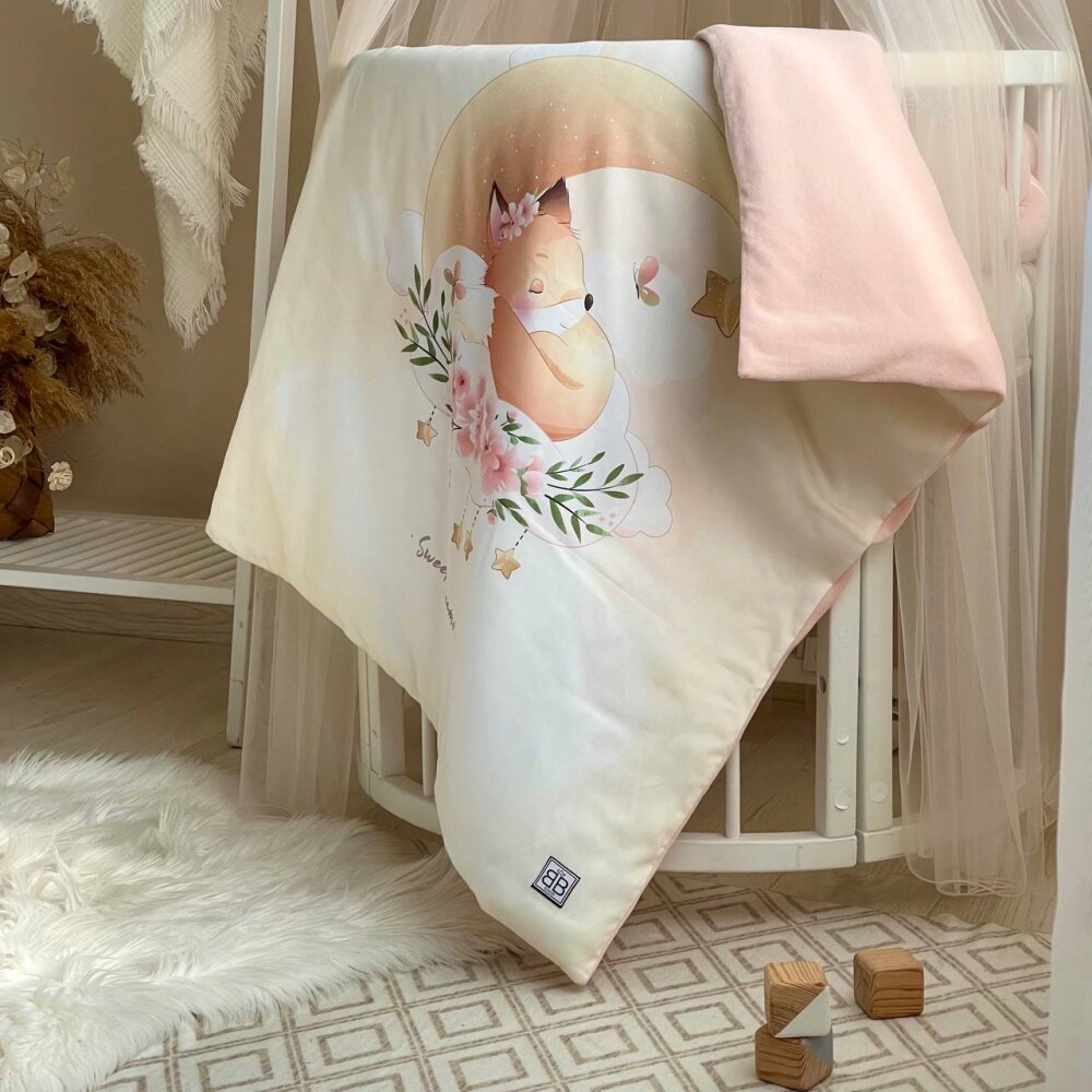 Păturică bebe din satin și velur cu pilotă, vulpe roz, 80 × 100 cm, vedere de ansamblu Păturică bebe din satin și velur cu pilotă, vulpe roz, 80 × 100 cm, vedere de ansamblu