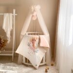 Păturică bebe din satin și velur cu pilotă, vulpe roz, 80 × 100 cm, detaliu al modelului