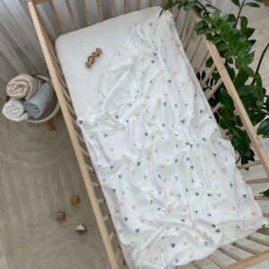Păturică din muselină pentru bebeluși, inimioare multicolore, 95 × 135 cm, detaliu al modelului
