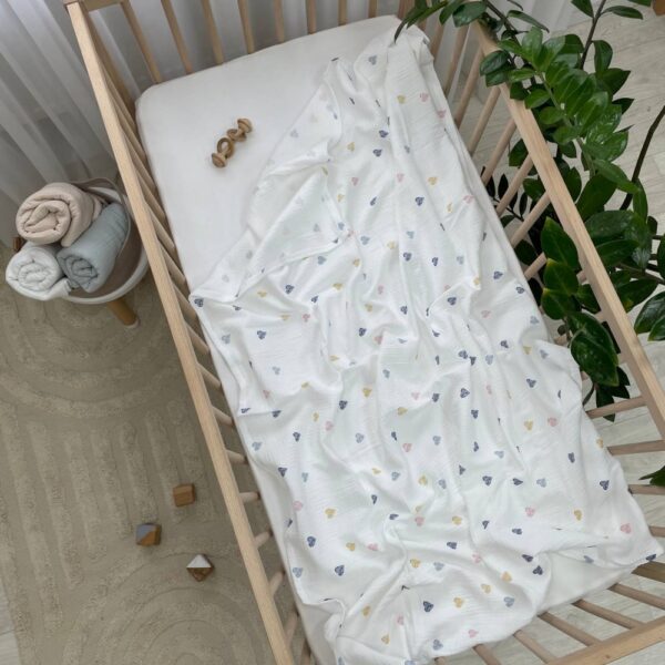 Păturică din muselină pentru bebeluși, inimioare multicolore, 95 × 135 cm, detaliu al modelului