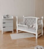 Pătuț tapițat co-sleeping Iași 120 × 60 cm, alb-gri, detaliu al zăbrelelor