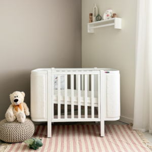 Pătuț tapițat co-sleeping Victoria 120 × 60 cm, alb, tapițerie bouclé, vedere din față