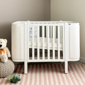 Pătuț tapițat co-sleeping Victoria 120 × 60 cm, alb, tapițerie bouclé, vedere de ansamblu