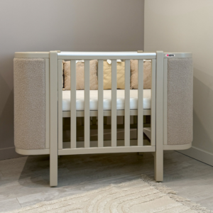Pătuț tapițat co-sleeping Victoria 120 × 60 cm, cappuccino, tapițerie bouclé, vedere din față