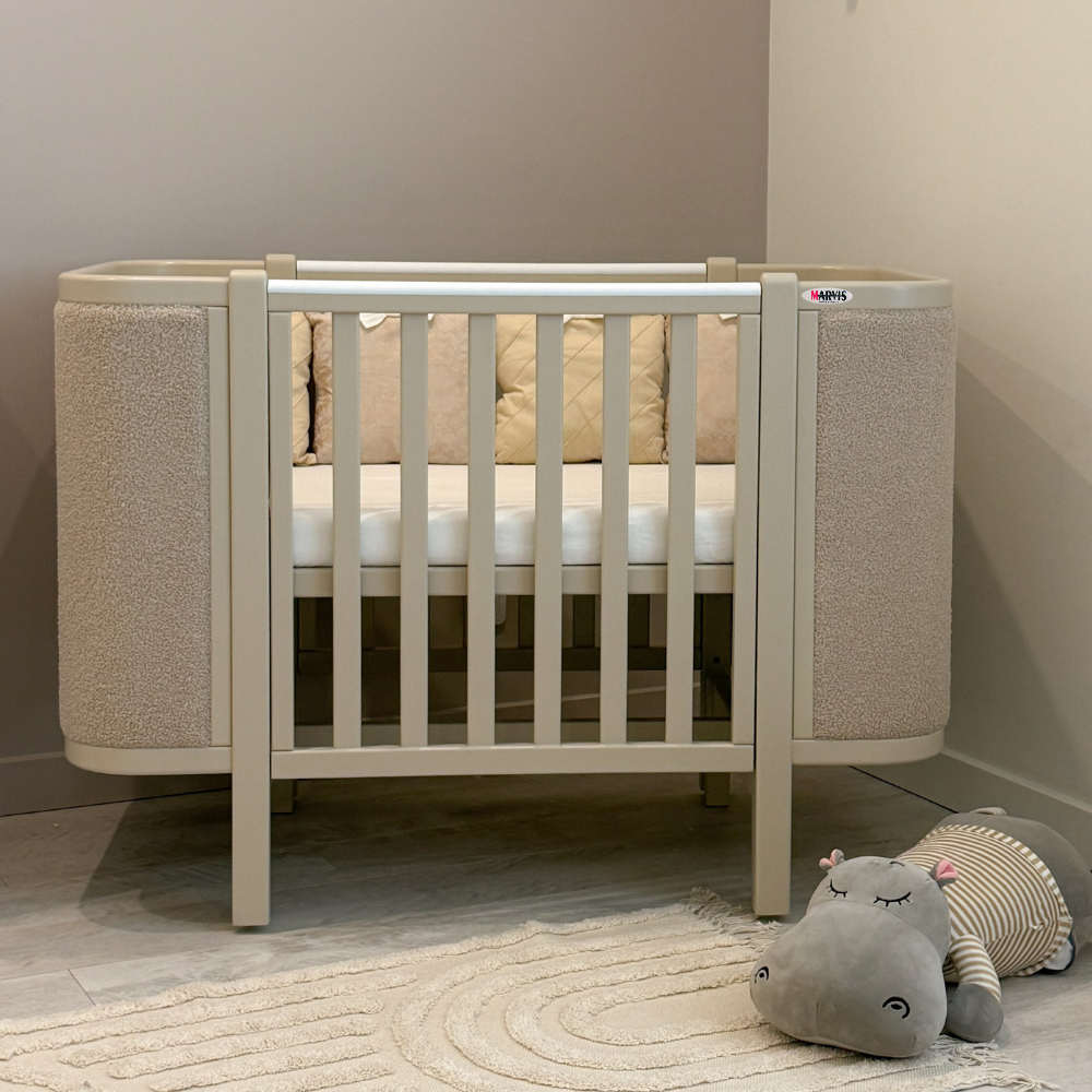 Pătuț tapițat co-sleeping Victoria 120 × 60 cm, cappuccino, tapițerie bouclé, vedere de ansamblu Pătuț tapițat co-sleeping Victoria 120 × 60 cm, cappuccino, tapițerie bouclé, vedere de ansamblu