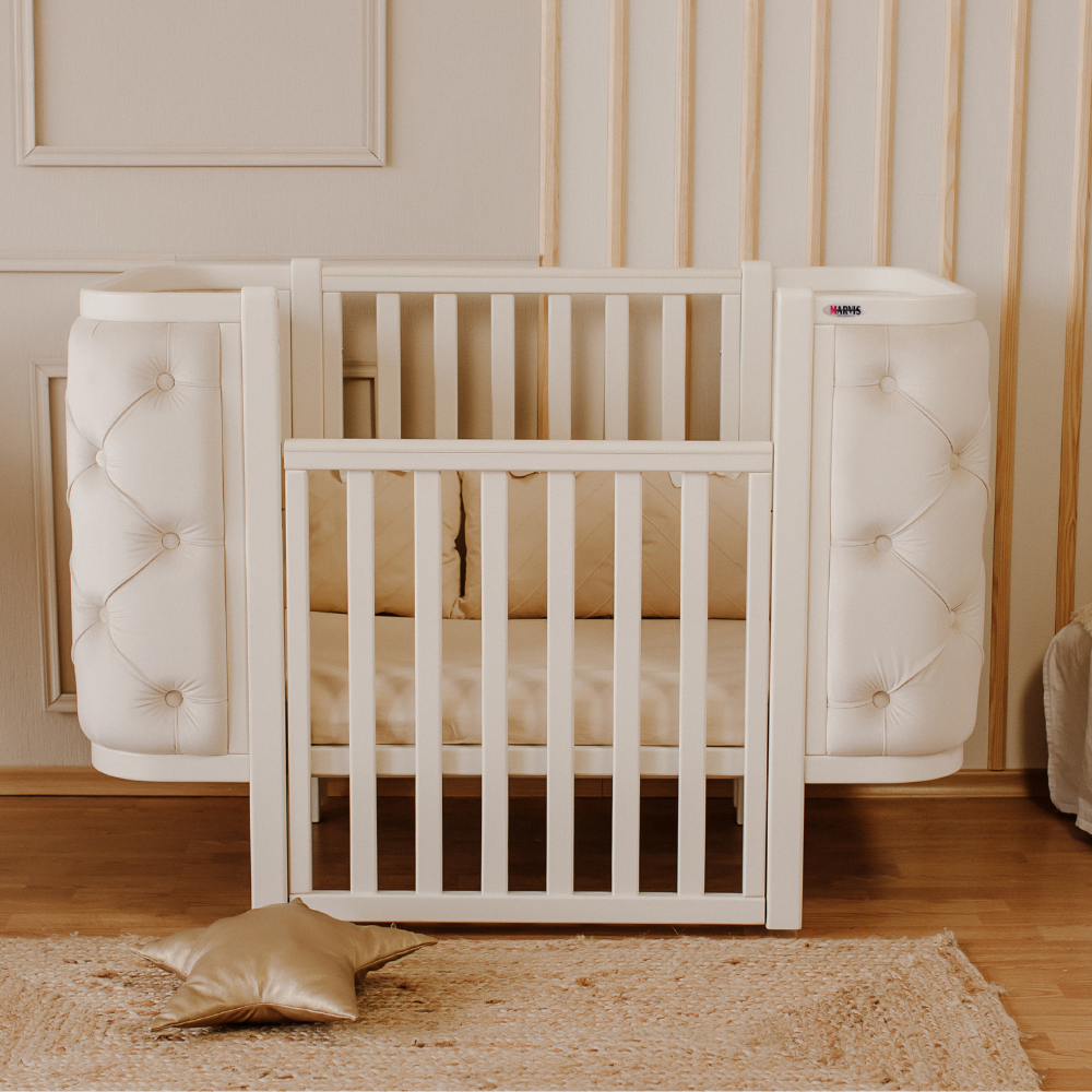 Pătuț tapițat co-sleeping Victoria 120 × 60 cm, fildeș, tapițerie velur, vedere de ansamblu Pătuț tapițat co-sleeping Victoria 120 × 60 cm, fildeș, tapițerie velur, vedere de ansamblu