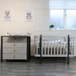 Pătuț bebeluși din lemn Maia 120 × 60 cm, finisaj cashmere-antracit, detaliu al zăbrelelor