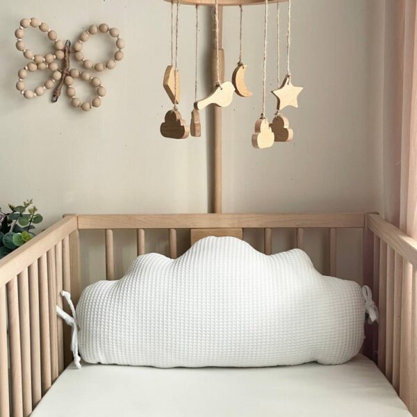 Pernuță decorativă pentru pătuț bebe, Norișor alb, din țesătură waffle, vedere de ansamblu