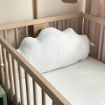 Pernuță decorativă pentru pătuț bebe, Norișor alb, din țesătură waffle, detaliu al modelului