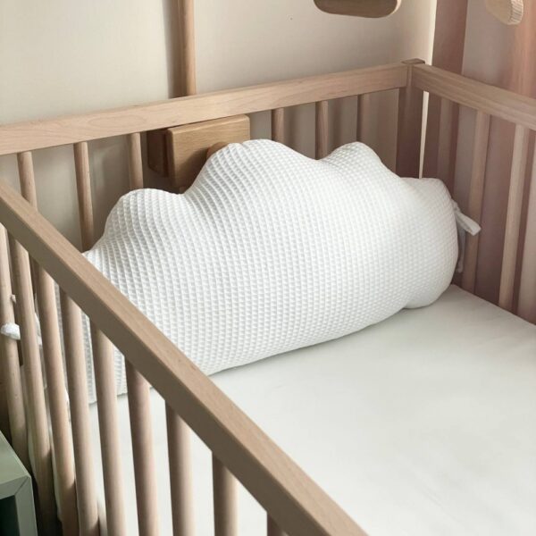 Pernuță decorativă pentru pătuț bebe, Norișor alb, din țesătură waffle, detaliu al modelului