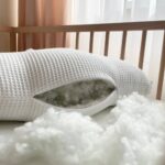 Pernuță decorativă pentru pătuț bebe, Norișor alb, din țesătură waffle, nuanța reală