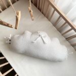 Pernuță decorativă pentru pătuț bebe, Norișor alb, din țesătură waffle, prezentare