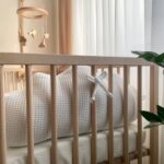 Pernuță decorativă pentru pătuț bebe, Norișor alb, din țesătură waffle, detaliu al cusăturii
