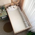 Pernuță decorativă pentru pătuț bebe, Norișor alb, din țesătură waffle, montată pe pătuț