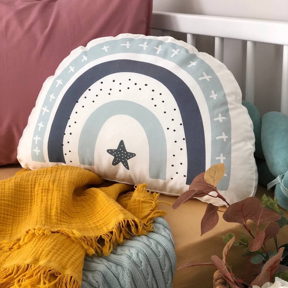 Pernuță decorativă pentru pătuț bebe, Curcubeu multicolor, din satin, vedere de ansamblu Pernuță decorativă pentru pătuț bebe, Curcubeu multicolor, din satin, vedere de ansamblu