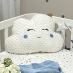 Pernuță decorativă pentru pătuț bebe, Norișor cu obrăjori albaștri, din țesătură Minky, vedere de ansamblu