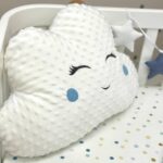 Pernuță decorativă pentru pătuț bebe, Norișor cu obrăjori albaștri, din țesătură Minky, prezentare