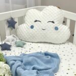 Pernuță decorativă pentru pătuț bebe, Norișor cu obrăjori albaștri, din țesătură Minky, textura materialului