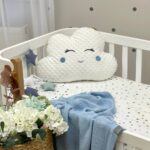 Pernuță decorativă pentru pătuț bebe, Norișor cu obrăjori albaștri, din țesătură Minky, montată pe pătuț