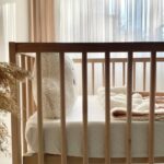 Pernuță decorativă pentru pătuț bebe, Norișor cu obrăjori bej, din blană Teddy, montată pe pătuț