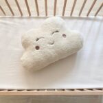 Pernuță decorativă pentru pătuț bebe, Norișor cu obrăjori bej, din blană Teddy, textura materialului