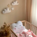 Pernuță decorativă pentru pătuț bebe, Norișor cu obrăjori roz, din țesătură Minky, textura materialului