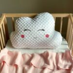 Pernuță decorativă pentru pătuț bebe, Norișor cu obrăjori roz, din țesătură Minky, vedere de ansamblu