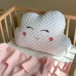 Pernuță decorativă pentru pătuț bebe, Norișor cu obrăjori roz, din țesătură Minky, detaliu al modelului