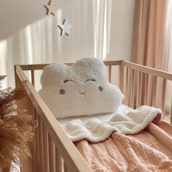 Pernuță decorativă pentru pătuț bebe, Norișor cu obrăjori bej, din blană Teddy, vedere de ansamblu